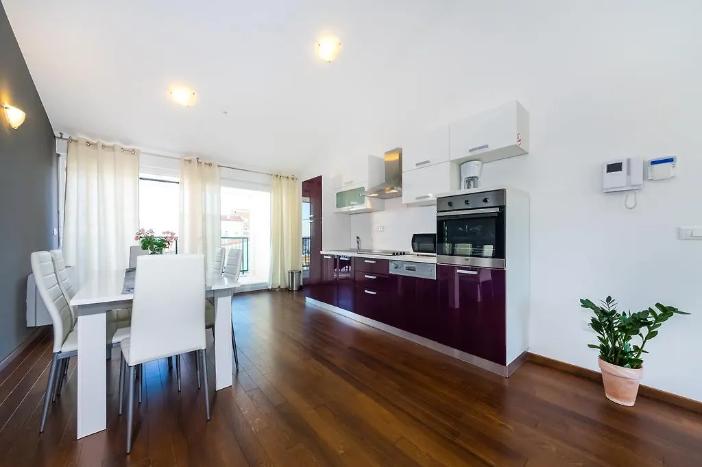 Queen Beach Apartments Nin