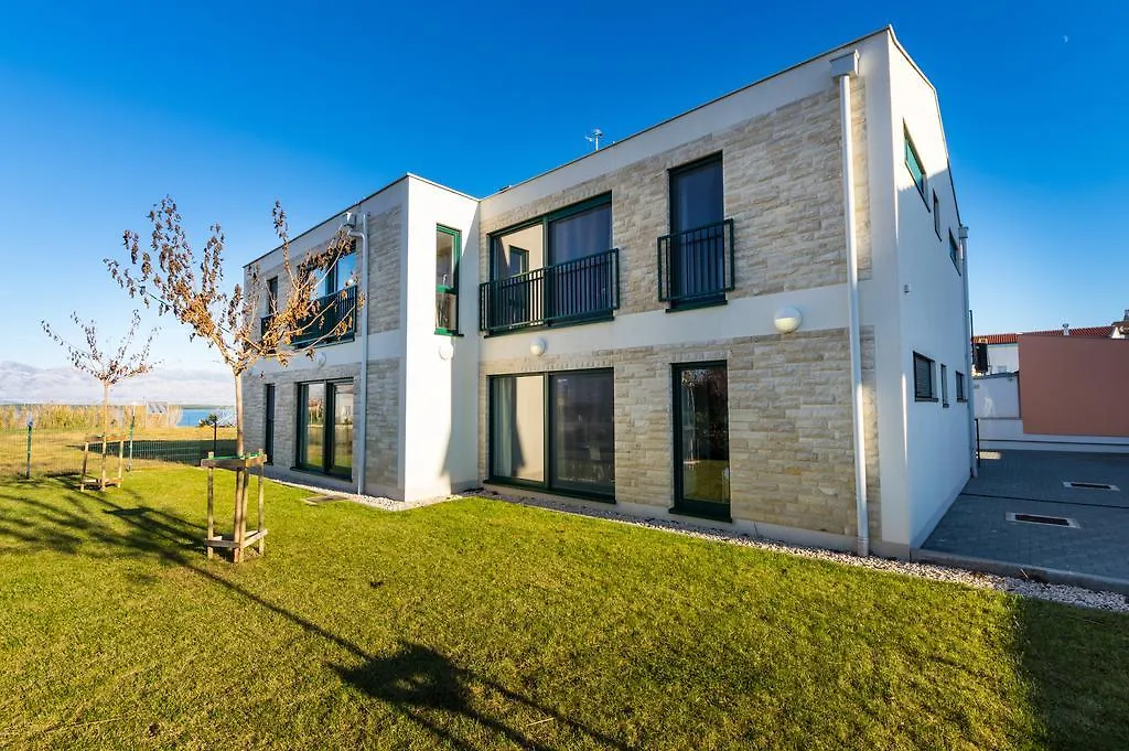 Queen Beach Apartments Nin