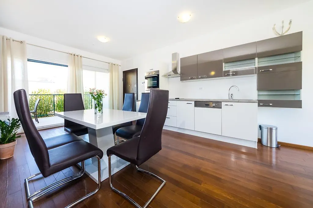 Queen Beach Apartments Nin
