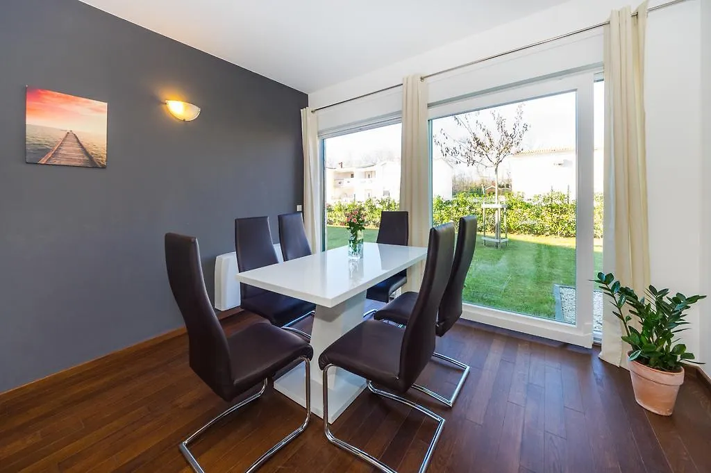 Queen Beach Apartments Nin