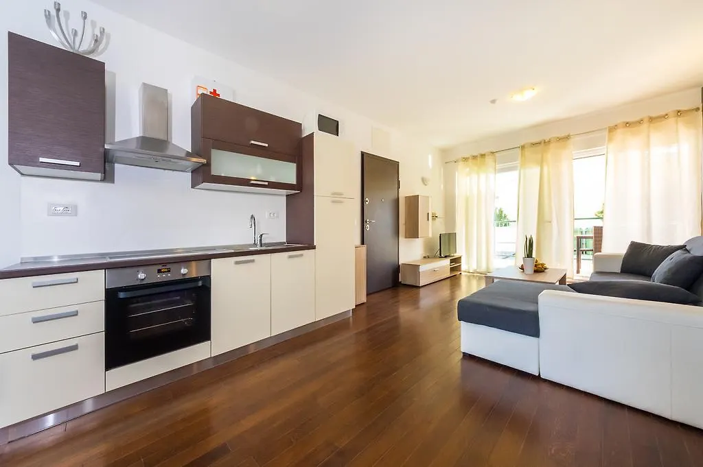 Queen Beach Apartments Nin