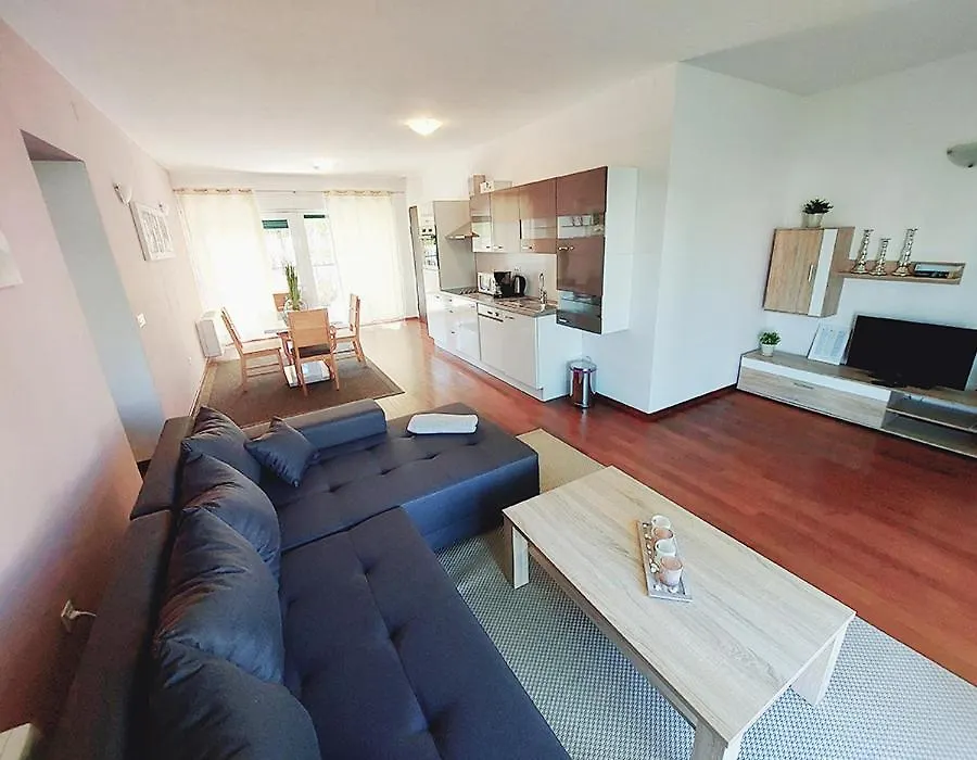 Queen Beach Apartments Nin 0*,