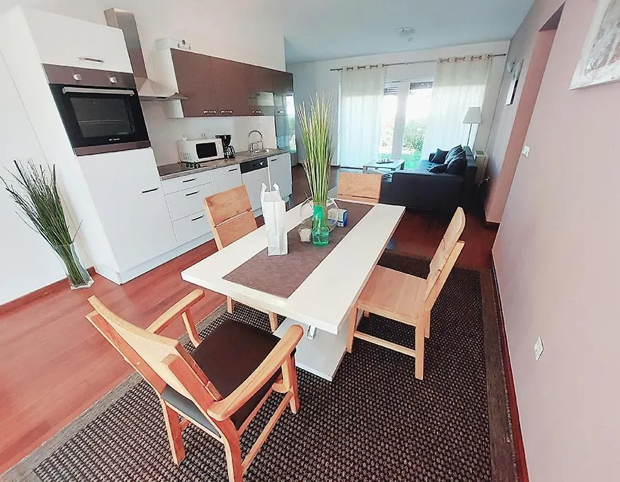Queen Beach Apartments Nin