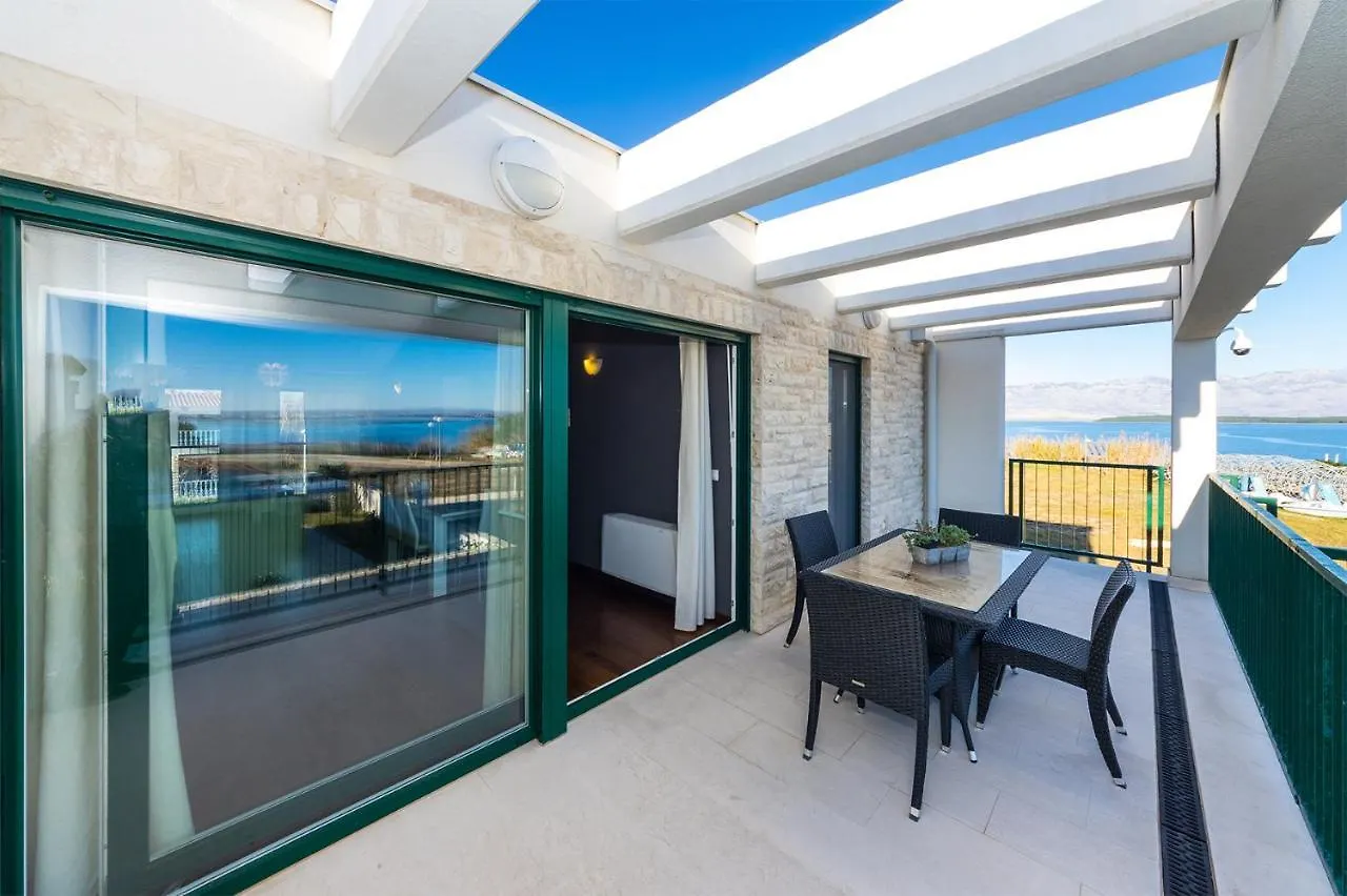 Queen Beach Apartments Nin
