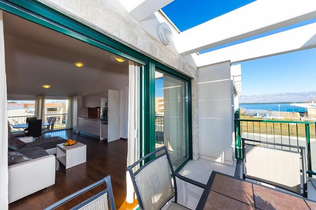 Queen Beach Apartments Nin 0*,