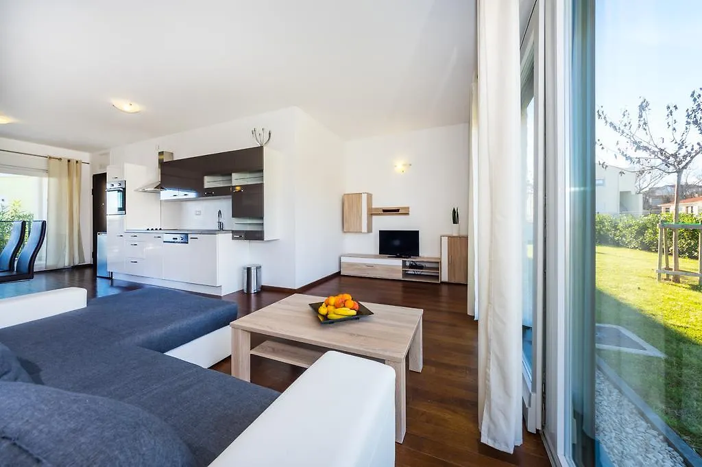 Queen Beach Apartments Nin