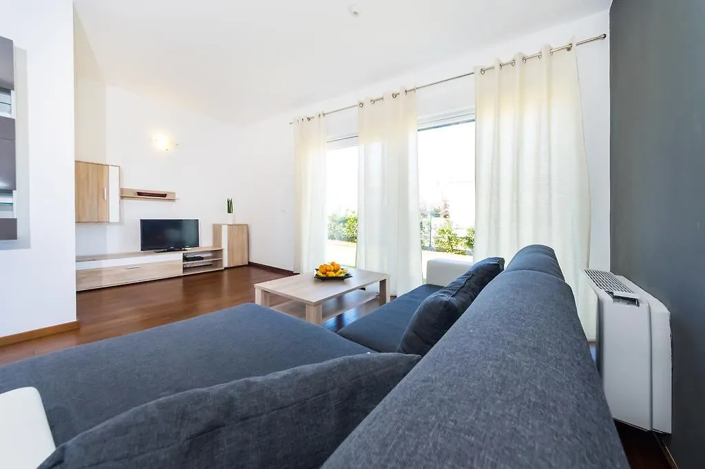 Queen Beach Apartments Nin